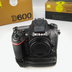 NIKON D600 + MB-D14 (scatti eseguiti 43.053)