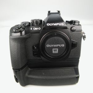 OLYMPUS E-M1 + HLD-7 (scatti 15.386)